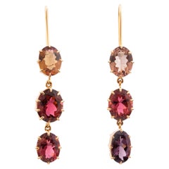 Pendientes colgantes de estilo moderno con tres piedras de turmalina multicolor dispuestas en niveles, en oro amarillo
