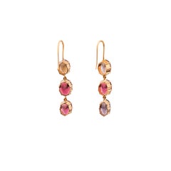 Pendientes colgantes de estilo moderno con tres piedras de turmalina multicolor dispuestas en niveles, en oro amarillo