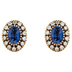 Orecchini a bottone di ispirazione vintage con zaffiro blu ovale e diamanti a halo, in oro giallo 18 carati