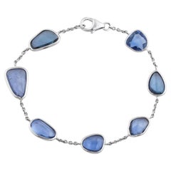 Modernes Armband mit frei geformten blauen Saphiren in Zargenfassung aus 18 Karat Weißgold