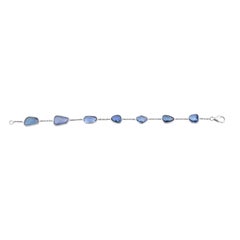 Modernes Armband mit frei geformten blauen Saphiren in Zargenfassung aus 18 Karat Weißgold