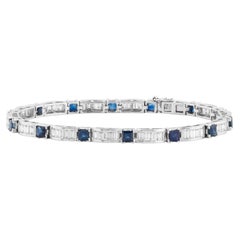 Bracciale tennis classico con zaffiri blu quadrati e diamanti a baguette, in oro bianco 18 carati