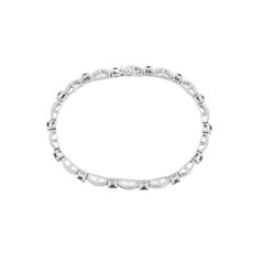 Bracciale tennis classico con zaffiri blu quadrati e diamanti a baguette, in oro bianco 18 carati