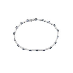 Klassisches Armband mit blauen Saphiren im Smaragdschliff und Diamanten, 18 Karat Weißgold