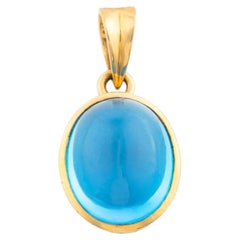 Klassischer Solitär-Anhänger mit ovalem Cabochon-Blautopas in Zargenfassung aus 18-karätigem Gelbgold