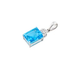 Klassischer Anhänger mit blauem Topas im Smaragdschliff, Halskette aus 18-karätigem Weißgold mit Diamantakzenten