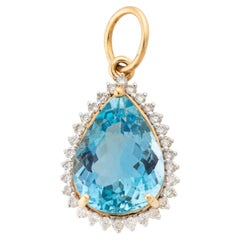 Klassischer Anhänger mit blauem Topas im Birnenschliff, Halskette aus 18-karätigem Gold mit Diamant-Halo und tropfenförmigem Anhänger