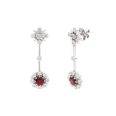 Boucles d'oreilles pendantes de style vintage, avec rubis et diamants disposés en halo, en or 18 carats, serties à griffes