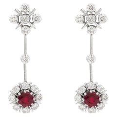 Boucles d'oreilles pendantes de style vintage, avec rubis et diamants disposés en halo, en or 18 carats, serties à griffes