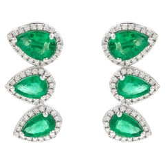 Pendientes contemporáneos con forma de pera natural, esmeralda y diamantes en estilo halo y cascada, en oro blanco de 18 quilates