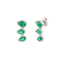 Pendientes contemporáneos con forma de pera natural, esmeralda y diamantes en estilo halo y cascada, en oro blanco de 18 quilates