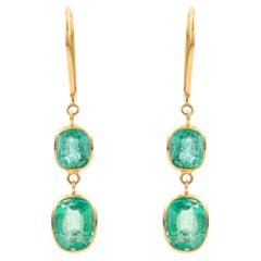 Pendientes de esmeralda en forma de gota, con corte ovalado tipo «cushion», de 3,45 quilates, engastados en bisel, en oro amarillo de 18 quilates