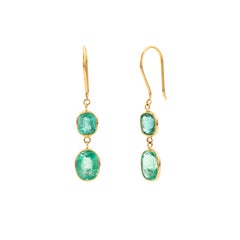 Pendientes de esmeralda en forma de gota, con corte ovalado tipo «cushion», de 3,45 quilates, engastados en bisel, en oro amarillo de 18 quilates