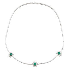 Collar contemporáneo con racimo de flores de esmeraldas y diamantes, en oro blanco de 18 quilates