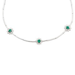 Collar contemporáneo con racimo de flores de esmeraldas y diamantes, en oro blanco de 18 quilates