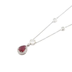 Collar moderno con colgante en forma de gota de oro de 18 quilates, con un rubí de 0,93 quilates con talla de pera y un halo de diamantes