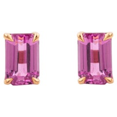 Boucles d'oreilles solitaires en or 18 carats, ornées d'un saphir rose naturel taillé en émeraude et serré par quatre griffes