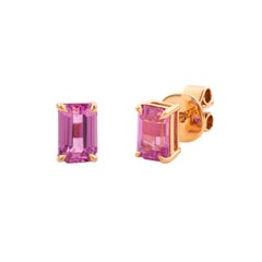 Boucles d'oreilles solitaires en or 18 carats, ornées d'un saphir rose naturel taillé en émeraude et serré par quatre griffes