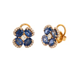 Boucles d'oreilles clous en or jaune 18 carats, ornées d'un saphir bleu véritable de 5,24 carats et de diamants, en forme de trèfle