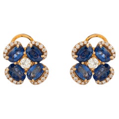Boucles d'oreilles clous en or jaune 18 carats, ornées d'un saphir bleu véritable de 5,24 carats et de diamants, en forme de trèfle