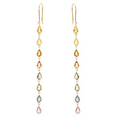 Boucles d'oreilles longues et pendantes en or 18 carats, serties en castelle, ornées d'un saphir arc-en-ciel naturel délicat taillé en poire