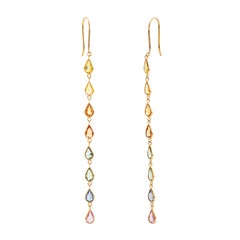 Boucles d'oreilles longues et pendantes en or 18 carats, serties en castelle, ornées d'un saphir arc-en-ciel naturel délicat taillé en poire