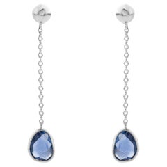 Boucles d'oreilles délicates en or blanc 18 carats, composées d'une chaîne et d'un pendentif serti à la main d'une fine tranche de saphir bleu naturel