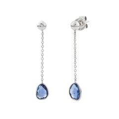 Boucles d'oreilles délicates en or blanc 18 carats, composées d'une chaîne et d'un pendentif serti à la main d'une fine tranche de saphir bleu naturel