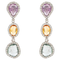 Boucles d'oreilles « Statement » en or blanc 18 carats, avec saphirs naturels multicolores et diamants en halo, à trois niveaux