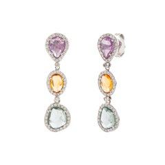 Boucles d'oreilles « Statement » en or blanc 18 carats, avec saphirs naturels multicolores et diamants en halo, à trois niveaux