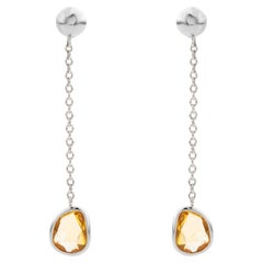 Boucle d'oreille délicate en or blanc 18 carats, avec une tranche de saphir jaune naturel sertie en chaton, suspendue à une chaîne