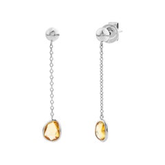 Boucle d'oreille délicate en or blanc 18 carats, avec une tranche de saphir jaune naturel sertie en chaton, suspendue à une chaîne