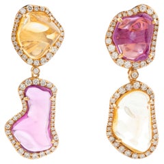 Boucles d'oreilles asymétriques en or 18 carats, ornées de saphirs de forme libre et d'un halo de diamants en pavé