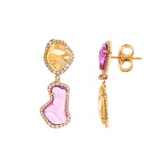 Boucles d'oreilles asymétriques en or 18 carats, ornées de saphirs de forme libre et d'un halo de diamants en pavé