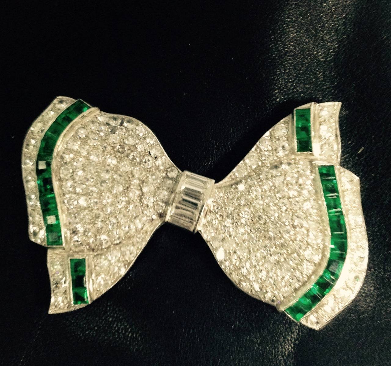 Art Deco Emerald Diamond Platinum Bow Brooch In Excellent Condition For Sale In New York, NY
