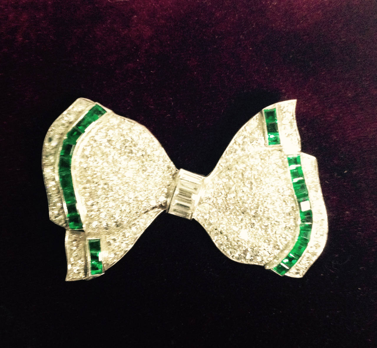 Women's Art Deco Emerald Diamond Platinum Bow Brooch For Sale