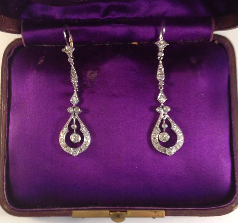 Art Deco Long Dangle Platinum Diamond Drop Earrings In Excellent Condition In New York, NY