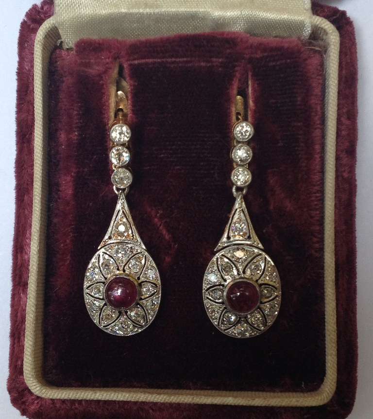 Art Deco Cabochon Ruby Diamond Platinum Drop Earrings In Excellent Condition In New York, NY