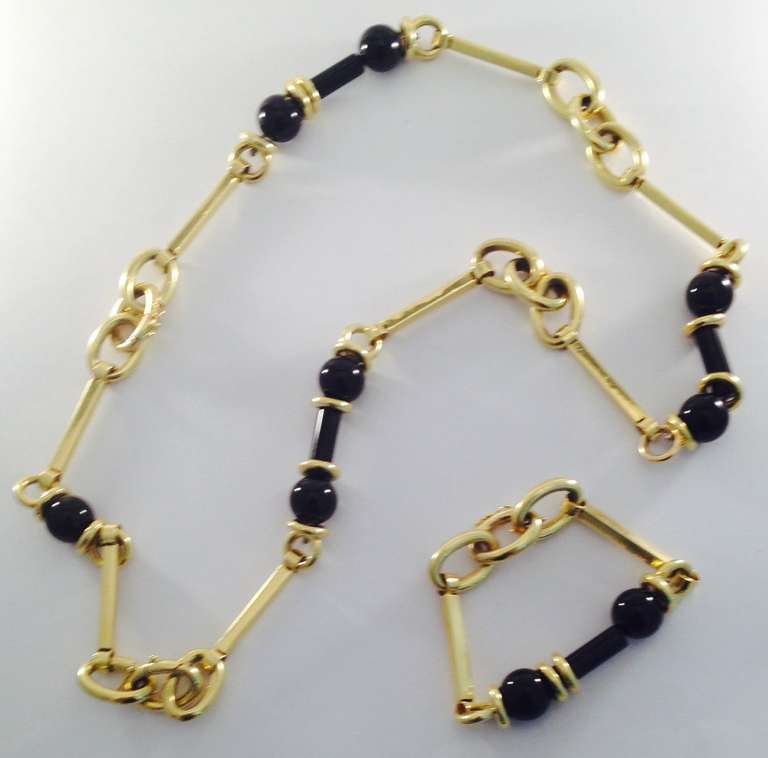 Barrel Cut Onyx and Gold Link Adjustable Length Chain Necklace In Excellent Condition For Sale In New York, NY