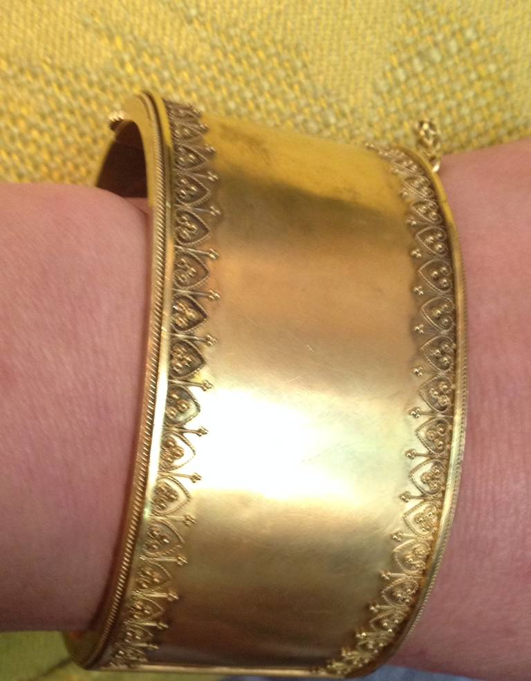 1890's Victorian Gold, Hinged Cuff Bangle With Filagree Trim. In Excellent Condition In New York, NY