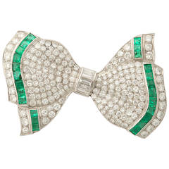 Art Deco Elegant Calibre Cut Emerald Diamond Platinum Bow Brooch