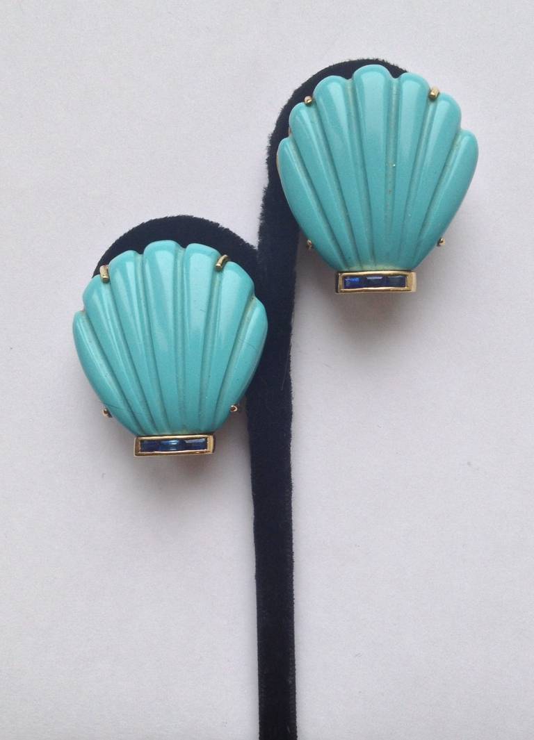 1960s Carved and Fluted Turquoise Sapphire Shell Earclips In Excellent Condition In New York, NY