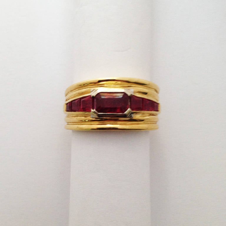 1970s Handmade Calibre Cut and Rectangular Cut Ruby Gold Ridges Band Ring In Excellent Condition In New York, NY