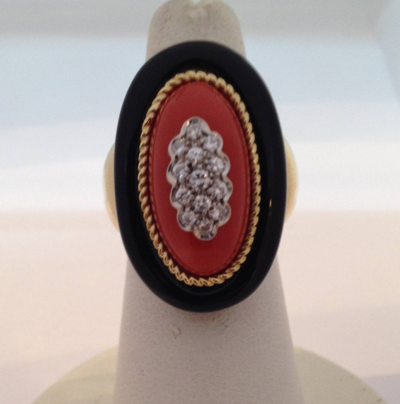 Spritzer & Fuhrmann Oxblood Coral Onyx Gold Cocktail Ring In Excellent Condition In New York, NY