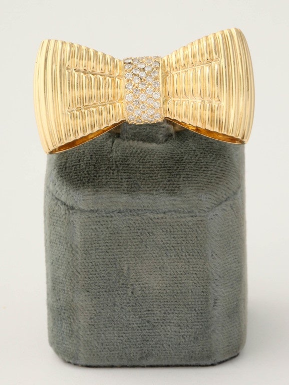 1980's Fanciful & Chic Ridged Gold & Diamond Figural Bow Cocktail Ring In New Condition In New York, NY