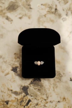 Anillo de compromiso con perla de caracola y diamantes talla marquesa, en oro macizo de 14K
