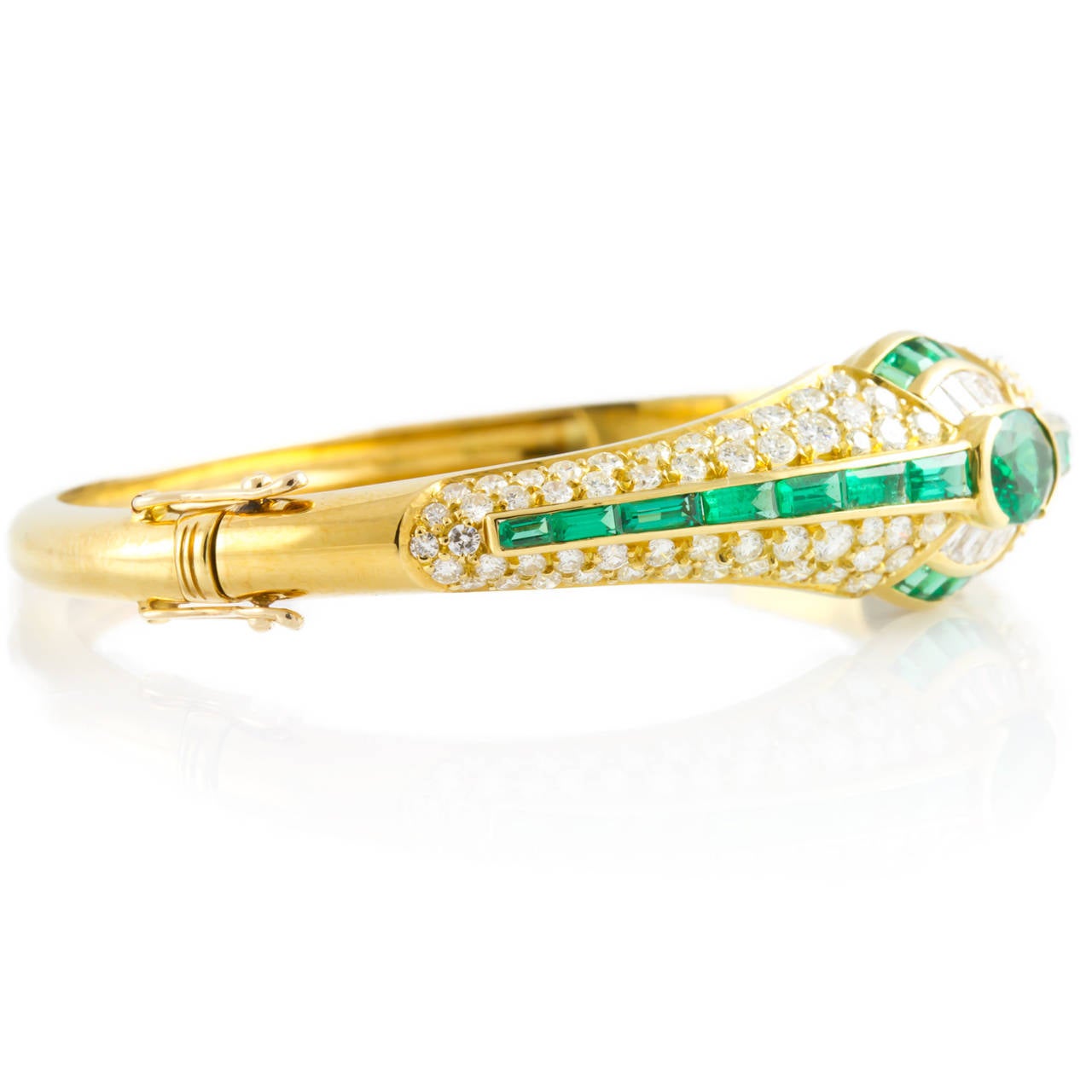 Emerald Diamond Gold Hinged Bangle Bracelet In New Condition For Sale In Jacksonville, FL