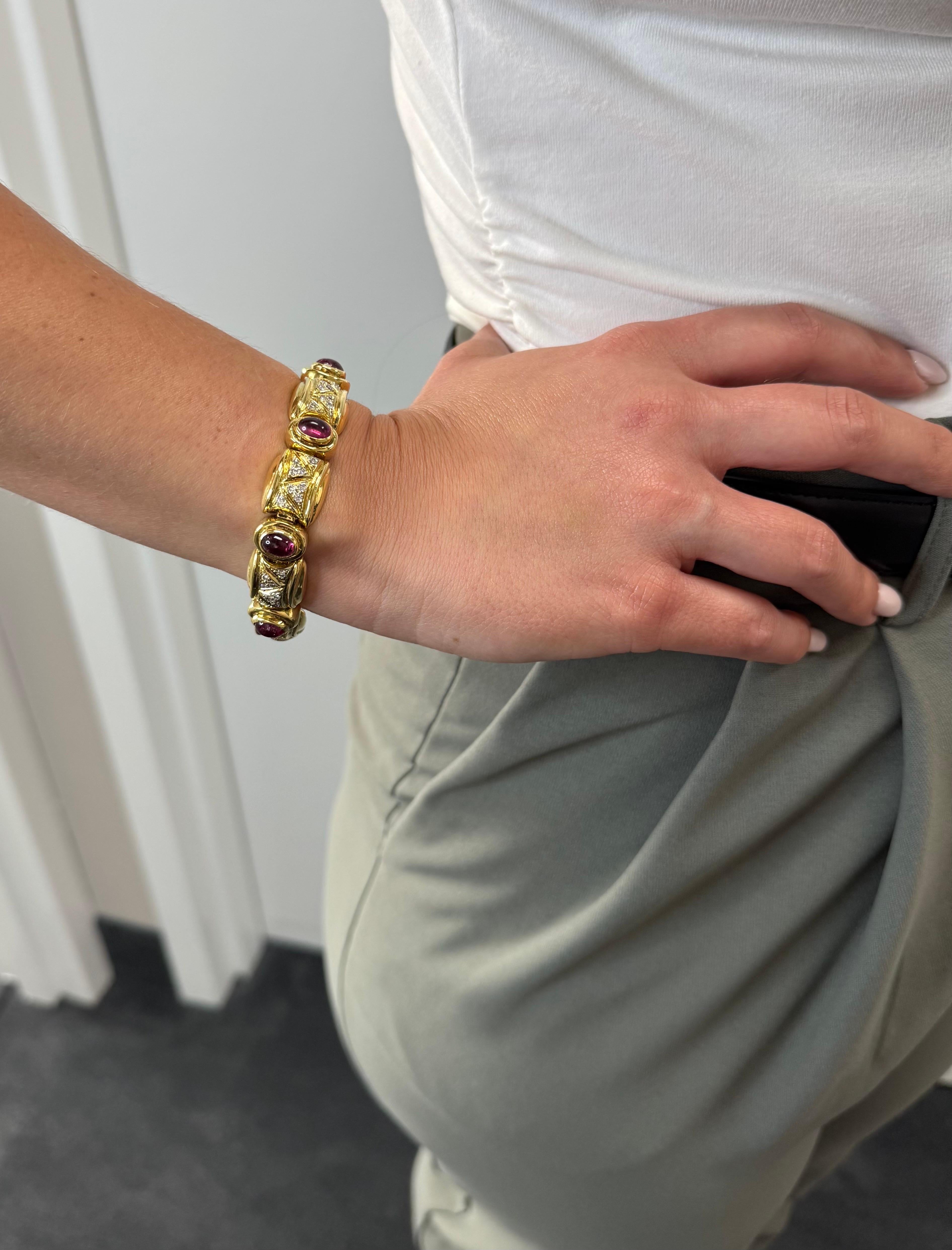 Bracciale vintage in oro giallo 18 carati con 55 diamanti rotondi per un totale di 1,52 carati (colore G, purezza VS) e 7 tormaline rosa ovali tagliate a cabochon di 5X7 millimetri ciascuna. La lunghezza del bracciale è di circa 6,5 pollici e la