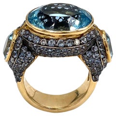 Anillo Único Grande de Topacio Azul Ovalado de Oro Rosa de 18k con Zafiros y Diamantes