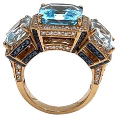 Anillo grande de tres piedras de oro rosa de 18k Topacio azul talla radiante, zafiros y diamantes
